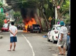 Hà Nội: Ô tô hạng sang cháy chơ khung khi đang đỗ bên đường
