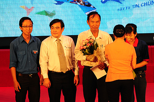 Bác Nguyễn Văn Thành (cầm hoa) chuẩn bị nhận bằng khen của T.Ư Đoàn TNCS Hồ Chí Minh vì những đóng góp tích cực trong công tác TSMT.