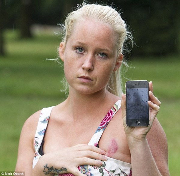 Dionne Baxter, bà mẹ 24 tuổi bị iphone làm thủng ngực.