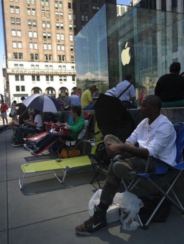 Dòng người xếp hàng mua iPhone 6 lại tiếp tục nối dài