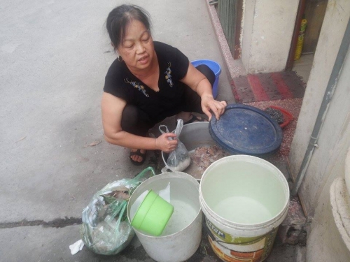 Hà Nội: Ăn cơm bụi, tắm nhờ, bỏ phố về quê vì mất nước