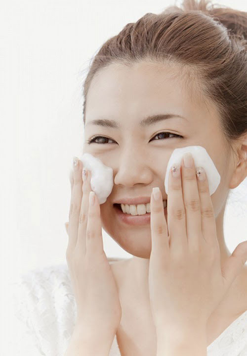 Rửa mặt sai cách đang khiến da bạn lão hoá nhanh hơn