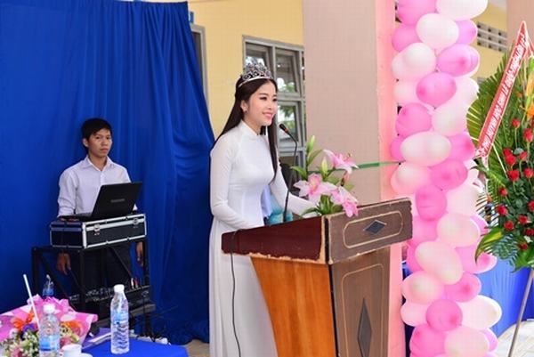 Hoa khôi Nam Em gây ‘náo loạn’ ở trường cũ ngày khai giảng
