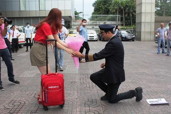 Màn cầu hôn của ông trùm Hoa hậu Mã Siêu gây sốt tại sân bay Tân Sơn Nhất