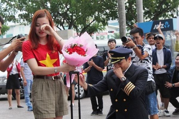 Màn cầu hôn của ông trùm Hoa hậu Mã Siêu gây sốt tại sân bay Tân Sơn Nhất