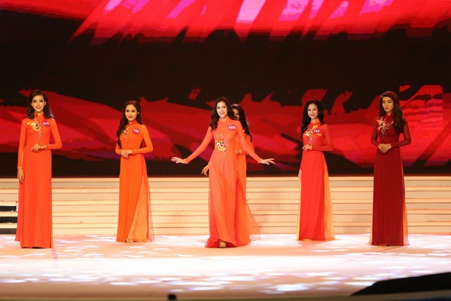 Ngắm tà áo dài yêu kiều trên sân khấu cuộc thi Hoa Hậu Hoàn Vũ 2015
