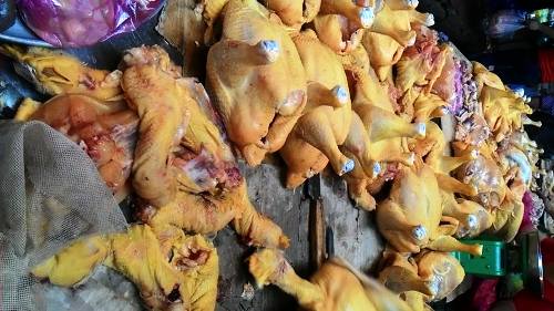 Phát hiện gà, lợn bị cho ăn chất vàng ô nhuộm màu vải sợi